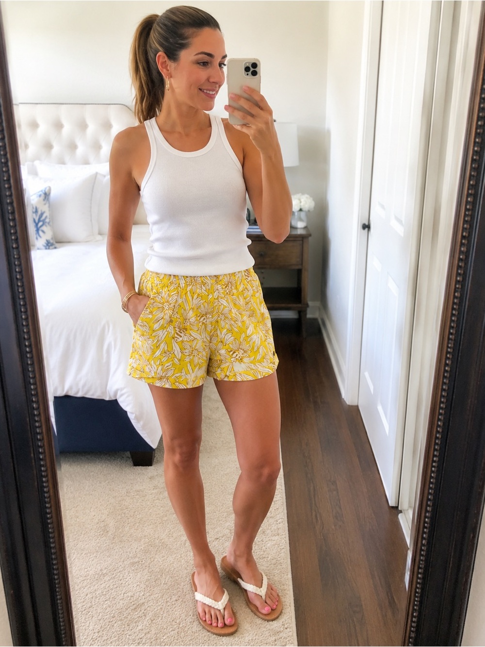 LILLY PULITZER Women Size S Yellow Floral Bee Print Lagoon Linen Pull-On Shorts